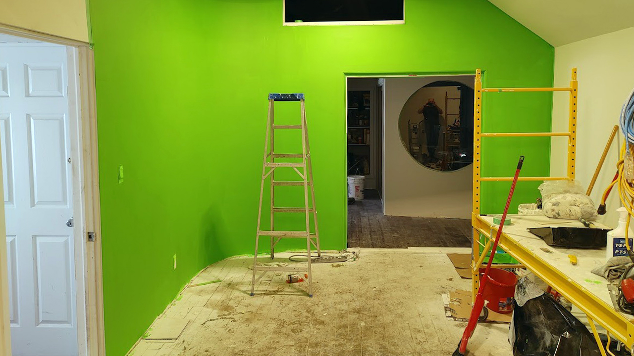 One end was painted for green screen and the other white.